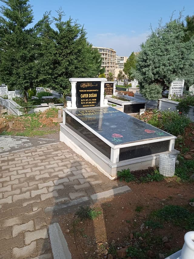 Tek Kişilik İşlemeli Granit Mezar