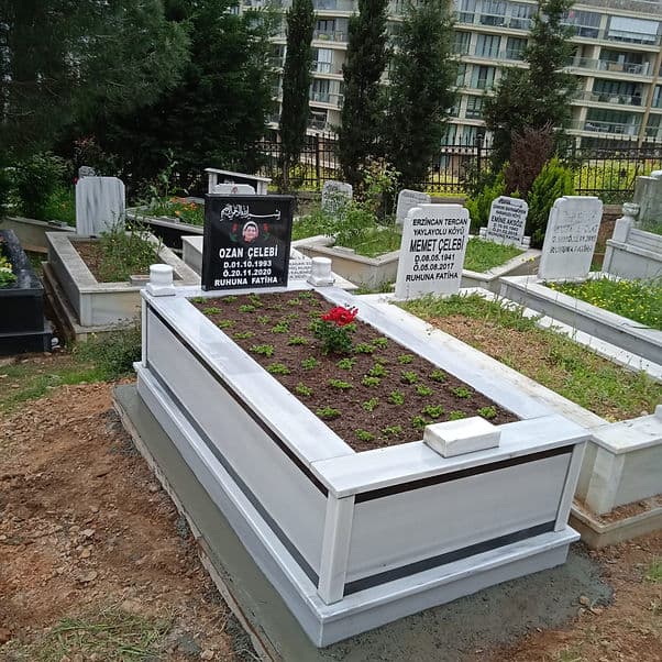 Tek Kişilik Sütunlu 3 Küpeşteli Granit Başlıklı Mermer Mezar