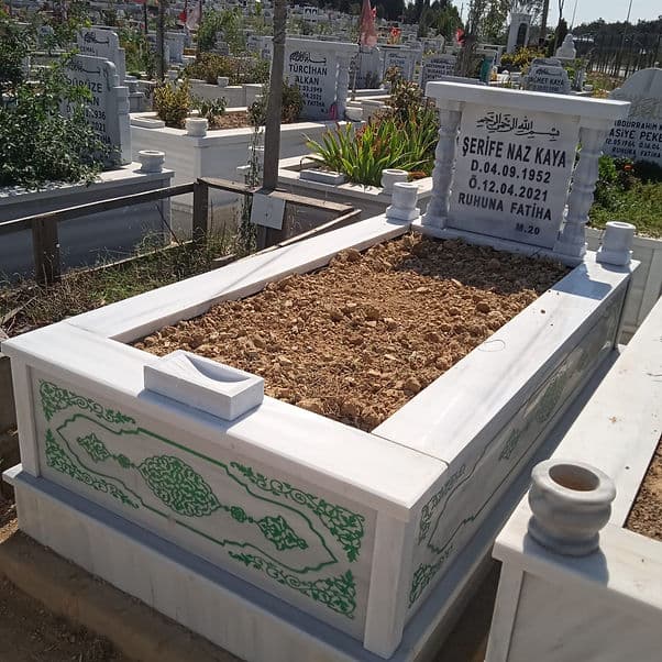 Tek Kişilik Yazı İşlemeli Sütunlu Marmara Mermer Mezar