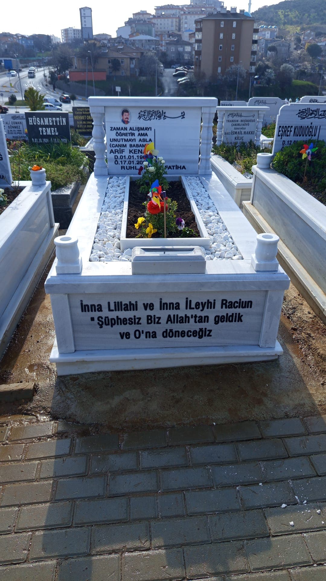 Tek Kişilik Profilli Sütunlu Mermer Mezar