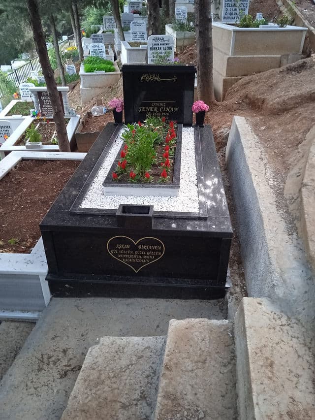 Tek Kişilik İşlemeli Granit Mezar