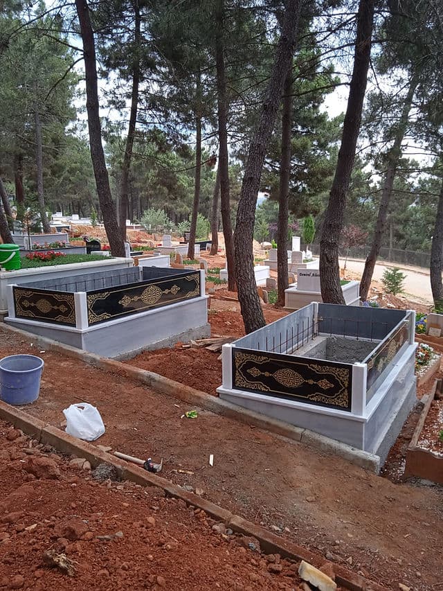 Tek Kişilik Lahitli İşlemeli Tek Katlı Granit Mezar