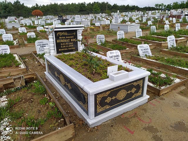 Tek Kişilik Özel İşlemeli Granit Mezar